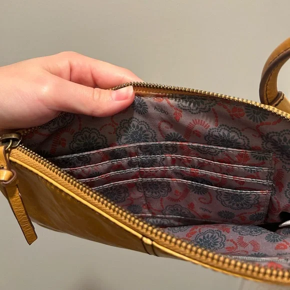 HOBO Sable Wristlet Polished Leather Natural - Picture 5 of 6